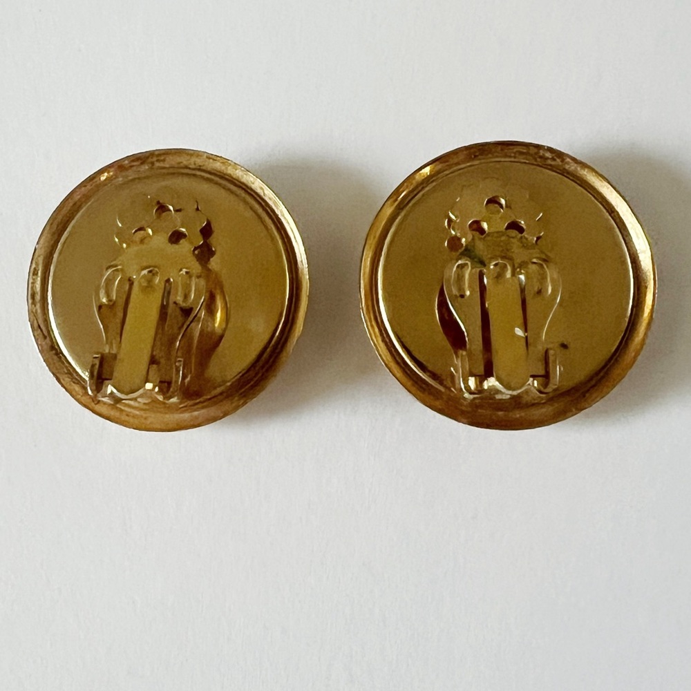18 kt Gold plated Horse Round Clip on Earrings with base of Mother of Pearl - Picture 5 of 7